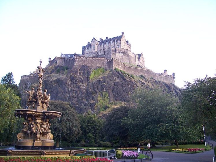 800px-edinburgh_castle_from_princes_street_garden_001